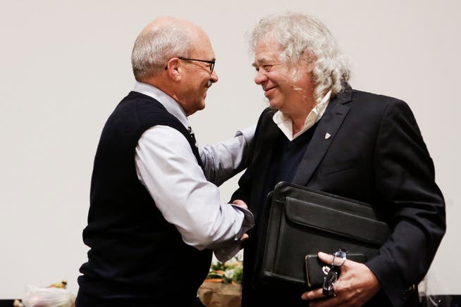 Köbi Auer (rechts) nimmt die Gratulation von Riquet Heller entgegen, der das Parlament in den letzten zwölf Monaten präsidiert hat. (Bild: Donato Caspari)