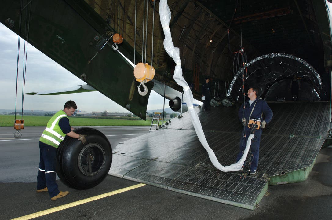 Teile der Nutzlastverkleidung für die amerikanische Trägerrakete Atlas V-500 werden nach Florida transportiert. (Bild: Eveline Beerkircher, 3. Oktober 2006)