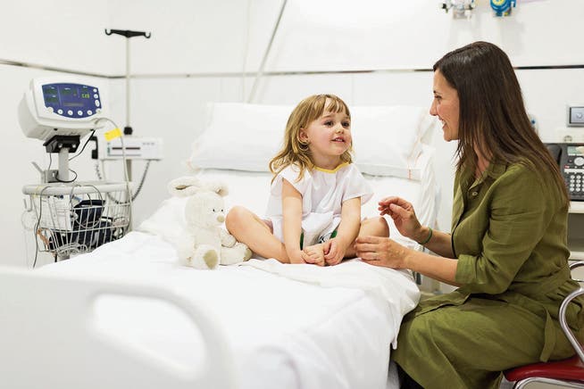 Mehr Zeit, um die Tochter im Spital zu betreuen: Eltern, deren Kind schwer krank oder verunfallt ist, sollen Urlaub erhalten. (Bild: Getty)