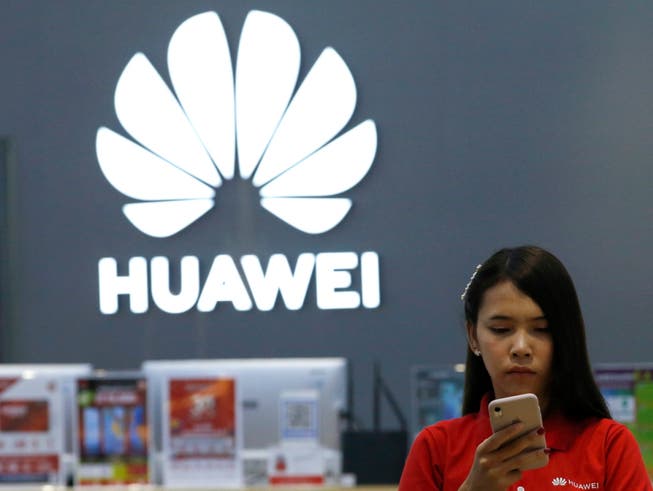 Weltweit stoppen immer mehr Telekomanbieter den Verkauf von Huawei-Handys (Archivbild). (Bild: KEYSTONE/EPA/RUNGROJ YONGRIT)