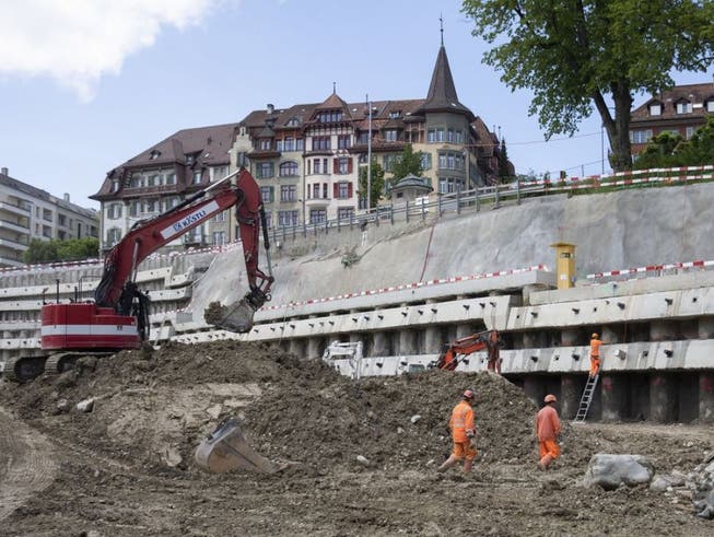 Unterhalb des Berner Bierhübeli (oben) bereiten Arbeiter das Terrain vor für den Bau des Tunnels zum neuen Tiefbahnhof unter dem Hauptbahnhof Bern. (Bild: Keystone/PETER KLAUNZER)