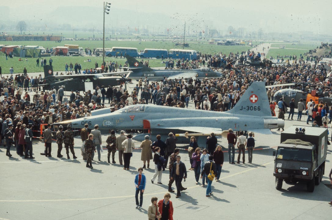 Ausstellung auf dem Militärflugplatz Emmen im Jahr 1981: Im Vordergrund: J-3066 Northrop F-5E Tiger ll, links: V-614 Pilatus PC-6/B2-H2M-1 Turbo Porter, rechts: J-4138 Hawker Hunter Mk. 58A. (Bild: ETH-Bibliothek Zürich, Bildarchiv)