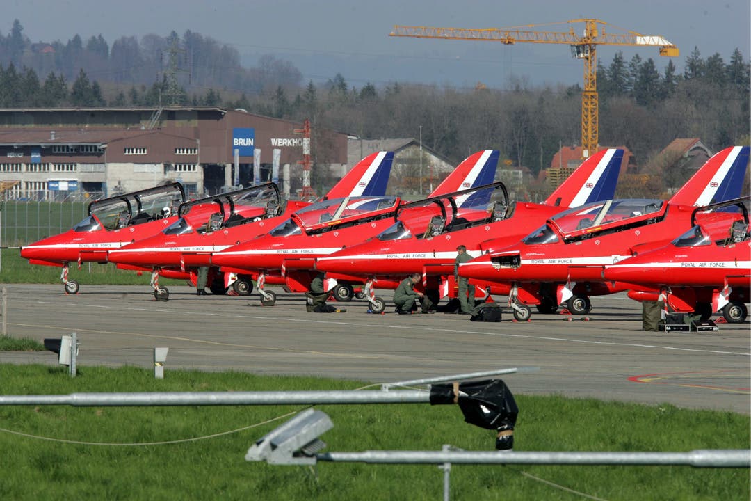 Neun britische Kampfjets einer Kunstflugstaffel der Royal Air Force auf dem Flugplatz Emmen. (Bild: Beat Blättler, Emmen, 4. April 2005)