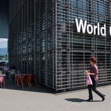 Das World Café beim KKL in Luzern. An der Nordfassade links, wo Stühle und Tische stehen, soll es zusätzliche Ein- und Ausgänge geben. (Bild: Eveline Beerkircher, Luzern, 23. Mai 2019)