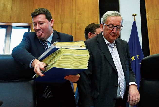 Streckt er der Schweiz die Zunge raus? Martin Selmayr mit seinem Chef Jean-Claude Juncker in Brüssel. (Bild: F. Lenoir/Reuters; 27. Februar 2019)