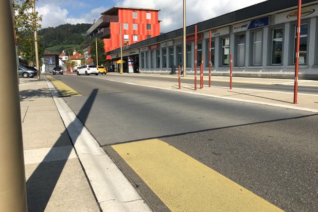 Die gelben Bänder am Strassenrand sind keine Velostreifen. Sie sollen die Fahrbahn optisch verengen. (Bild: Monika von der Linden)