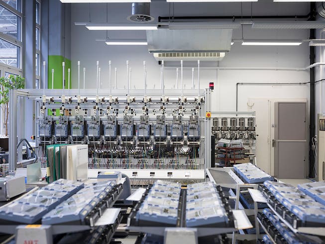 Die Schweizer Industrie hat im ersten Quartal 2019 die Produktion um gut 4 Prozent erhöht - im Bild die Fertigung von industriellen Stromzählern bei Landis+Gyr in Zug. (Bild: KEYSTONE/GAETAN BALLY)