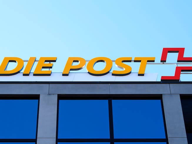 Hat ihren Grundversorgungsauftrag 2018 beim Zahlungsverkehr erfüllt: Logo der Post am Hauptsitz in Bern. (Bild: KEYSTONE/ANTHONY ANEX)