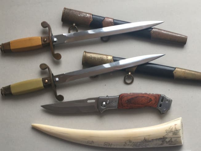 Die beschlagnahmten Dolche und der Walrosszahn aus Elfenbein sowie ein weiteres Messer, das ebenfalls konfisziert wurde. (Bild: EZV)