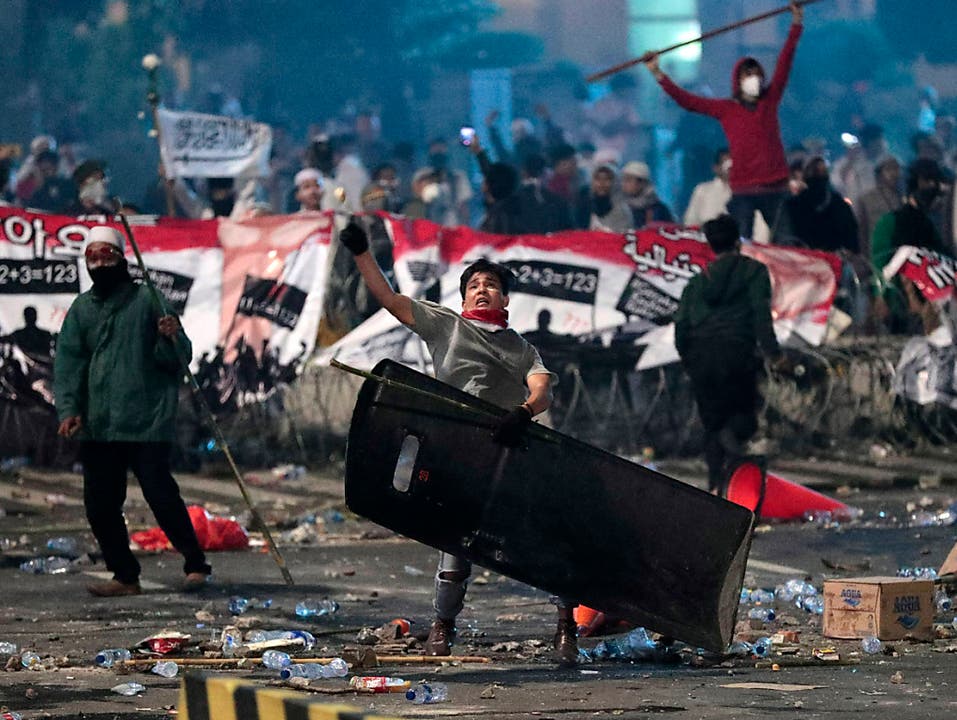 In Indonesiens Hauptstadt Jakarta gab es am Donnerstag wiederum Proteste gegen die Wiederwahl von Präsident Joko Widodo. (Bild: KEYSTONE/AP/DITA ALANGKARA)
