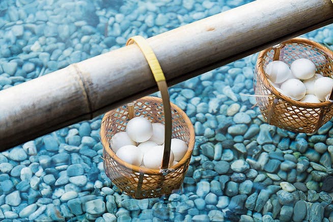 Beliebt in der Spitzengastronomie: japanische Onsen-Eier, in der heissen Quelle gegart. (Bild: Alamy)