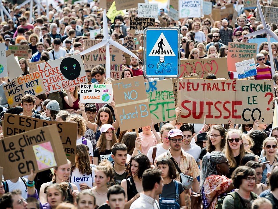 Zwar weniger, aber immer noch Tausende Schüler beteiligten sich in Lausanne am Klimastreik. (Bild: KEYSTONE/JEAN-CHRISTOPHE BOTT)