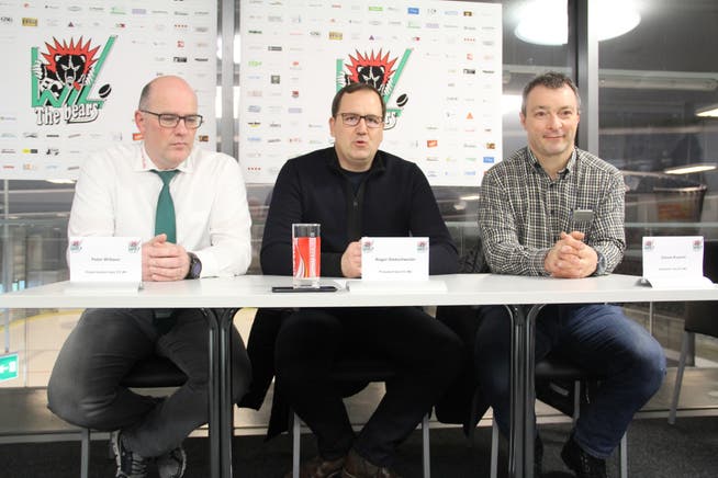 Ende Januar stellte sich die neue Führung des EC Wil vor: Präsident Roger Dietschweiler (Mitte), Marketingchef Daniel Knecht (rechts) und das bisherige Vorstandsmitglied Peter Wittwer (links). (Bild: Tim Frei)