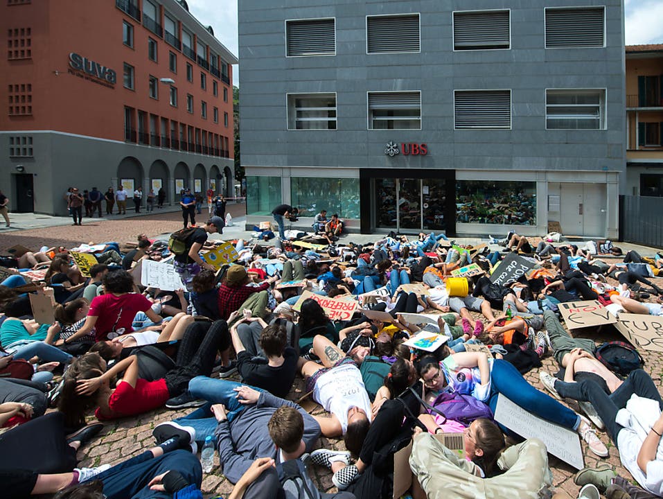 Liegend auf einem Platz in der Stadt statt sitzend in den Klassenzimmern: Auch in Bellinzona demonstrierten zahlreiche Schüler für eine grünere Politik. (Bild: KEYSTONE/TI-PRESS/SAMUEL GOLAY)