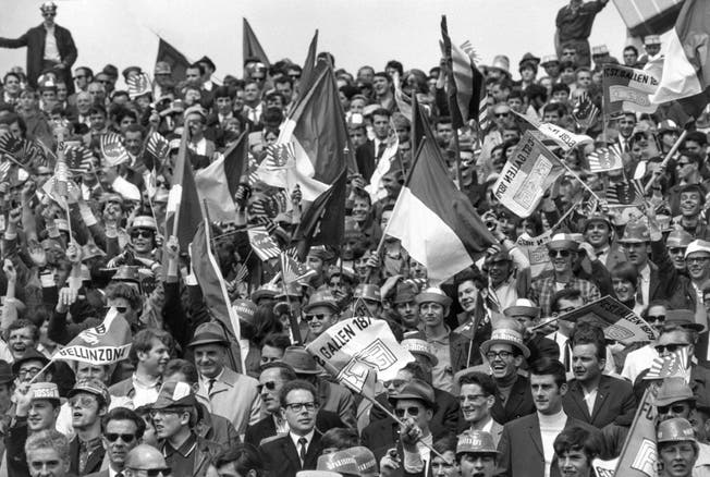Fussballfans im Jahr 1969: St.Galler Anhänger im Berner Wankdorf. (Bild: Keystone)