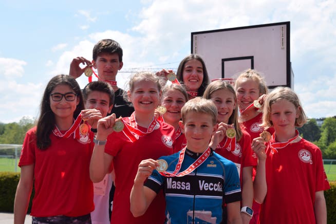 Die Grabser Oberstufenschüler präsentieren stolz ihre Goldmedaillen, die sie im Schweizer Final der Polysportiven Stafette gewonnen haben. (Bild: PD)