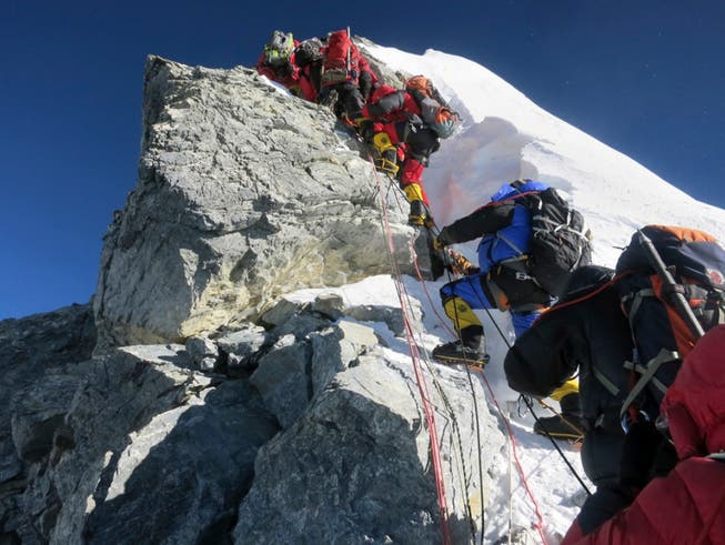 Der alljährliche Stau am Everest wird als Grund für die vermehrten Unfälle angegeben. (Bild: KEYSTONE/AP ALPENGLOW EXPEDITIONS/ADRIAN BALLINGER)