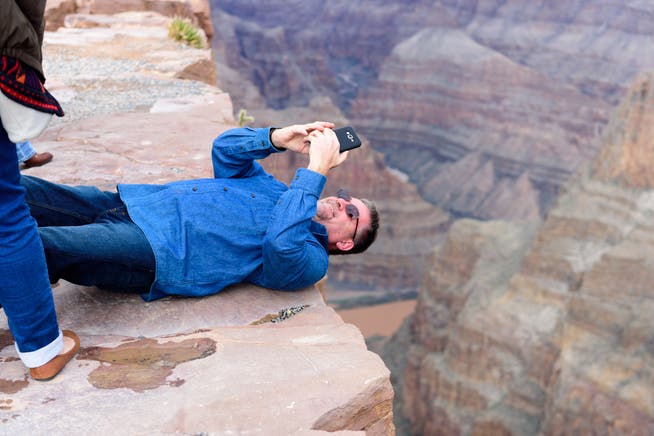Wenn das nur gut geht: Selfie am Grand Canyon. (Bild: Getty)