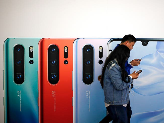Trotz Sanktionen der USA gegen den chinesischen Telekomkonzern Huawei: Swisscom-Chef Urs Schaeppi sieht momentan keinen Grund, den Verkauf von Huawei-Smartphones zu stoppen. (Bild: KEYSTONE/AP/ANDY WONG)