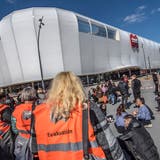 Gegen 1000 Menschen mussten am 14. März 2018 aus der Mall of Switzerland evakuiert werden. (Bild: Pius Amrein, Ebikon, 14. März 2018)