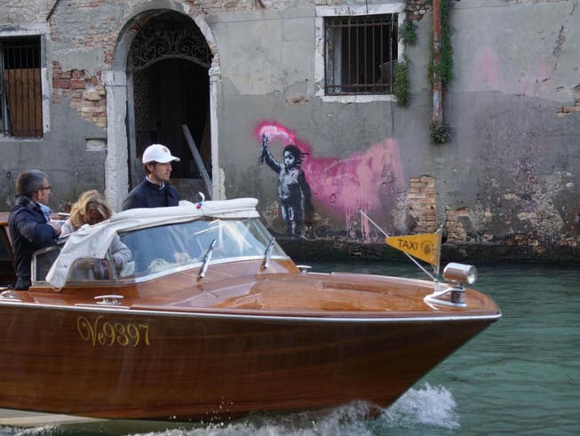 Diesmal Venedig: Der Streetart-Künstler Banksy teilt auf den Sozialen Medien mit, wieder ein Kunstwerk geschaffen zu haben. (Bild: KEYSTONE/EPA ANSA/ANDREA MEROLA)