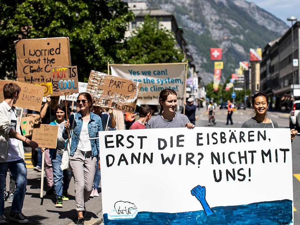 Einen Umzug mit Dutzenden Transparenten gab es auch in Glarus. (Bild: KEYSTONE/ALEXANDRA WEY)