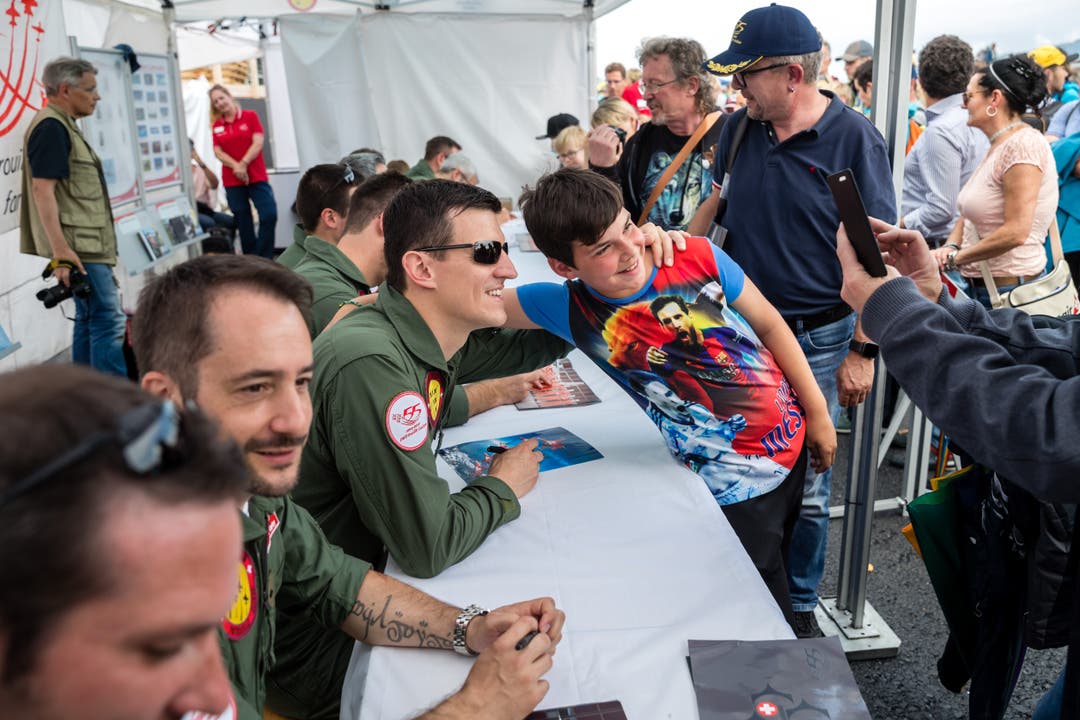 Autogrammstunde bei der Crew der Patrouille Suisse. (Bild: Philipp Schmidli, Emmen, 25. Mai 2019)