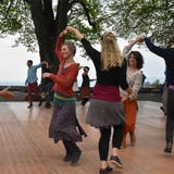 Das einheimische Duo Sol do animiert das Publikum auf dem Heidler Dunantplatz zum Tanzen. (Bilder: Mea McGhee)