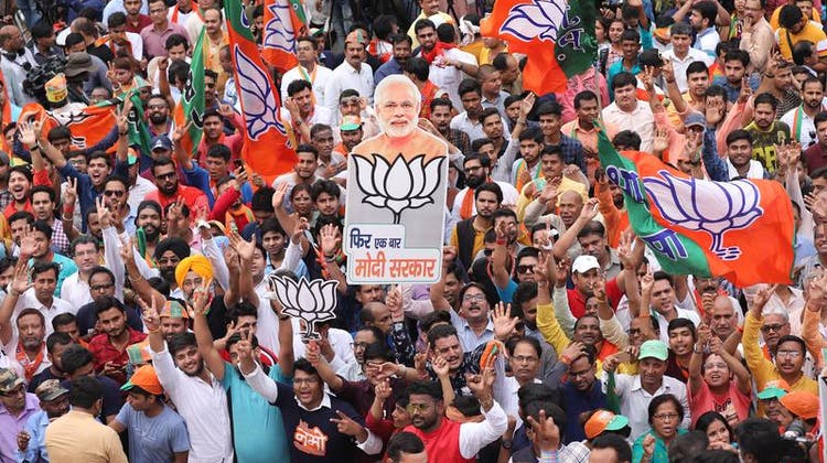Unterstützer des Premierministers Narendra Modi und seiner Partei BJP bei einer Kundgebung in Neu-Delhi. (Bild: Harish Tyagi/EPA, 23. Mai 2019)