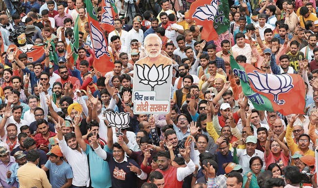 Unterstützer des Premierministers Narendra Modi und seiner Partei BJP bei einer Kundgebung in Neu-Delhi. (Bild: Harish Tyagi/EPA, 23. Mai 2019)