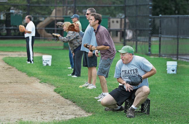 Mädchen spielen Softball – unter den wachsamen Augen der Eltern im US-Ort Milton. (Bild: Pat Greenhouse/Globe Staff)