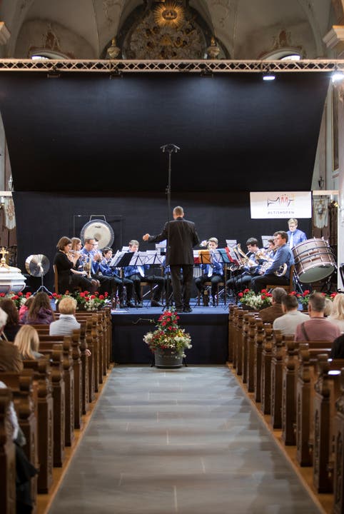 Die Junior Band Risch-Rotkreuz beim Auftritt in der Kirche. (Bild: Manuela Jans-Koch, Altishofen, 25. Mai 2019)