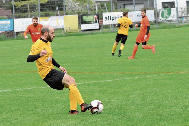 Ciro Marino (am Ball) schoss für Wattwil Bunt das wichtige 1:0 gegen die Serben aus Uzwil. (Bild: Beat Lanzendorfer)