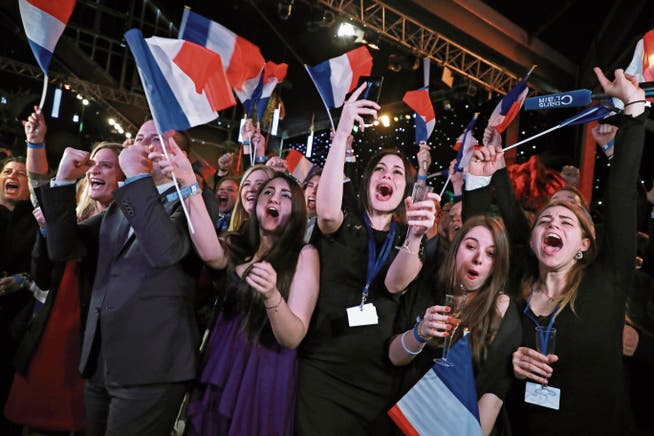 Anhänger der Partei von Marine Le Pen jubelten gestern in Paris, als die Wahlresultate eintrafen. (Bild: Christoph Petit Tesson/EPA)