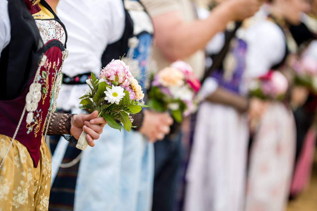 Ehrendamen mit Blumen. (Bild: Philipp Schmidli, Oberdorf, 26. Mai 2019)