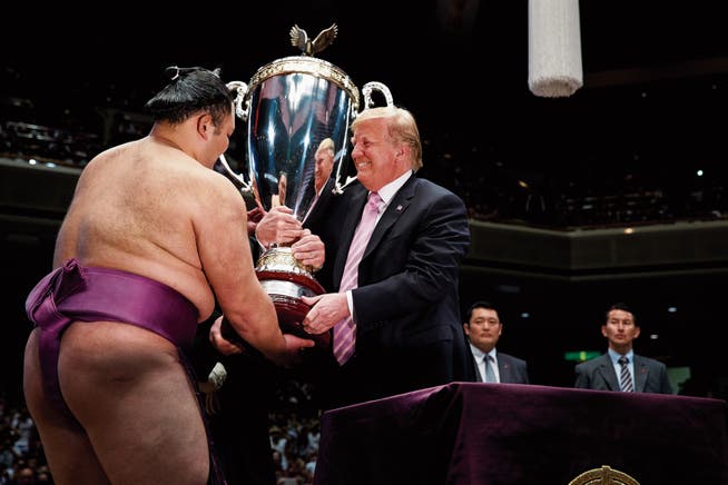 Kampfsportfan Donald Trump nutzte gestern die grosse Sumo-Bühne, um in Japan Sympathiepunkte zu sammeln. (Bild: Evan Vucci/AP; Tokio)