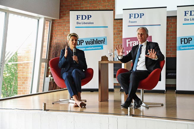 Bundesrätin Karin Keller-Sutter ist seit 145 Tagen im Amt. Im Interview mit Sven Bradke, Vizepräsident FDP St. Gallen, gab sie offen Auskunft über ihre anspruchsvollen Aufgaben. (Bild: hb)