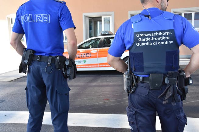 Die Kantonspolizei kontrollierte 90 Fahrzeuge. (Bild: Kapo SG)