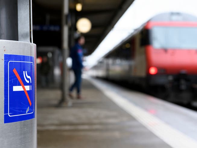 Die Perrons von Schweizer Bahnhöfen werden ab Juni Schritt für Schritt rauchfrei. Gequalmt werden darf künftig nur noch in signalisierten Zonen. (Bild: KEYSTONE/LAURENT GILLIERON)