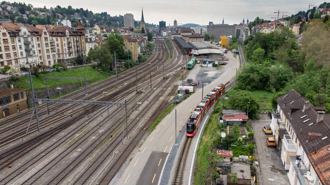 Neu sollen die Gleise der Appenzeller Bahnen gerade über das Güterbahnhofareal führen. Wegen der Gleisverlegung entsteht im Jahr 2020 ein Übergang mit Schranken für Velofahrer. (Bild: Benjamin Manser)
