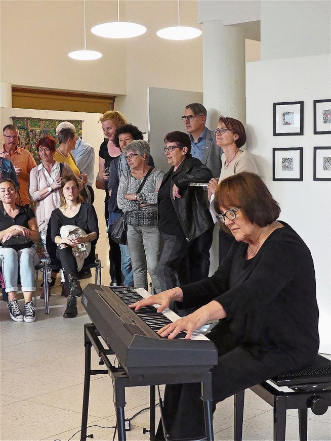 Jola Stawarz begleitete die Vernissage der Ausstellung «Räbschter Künschtler» am Freitagabend im Progy-Zentrum. (Bild: Ulrike Huber)