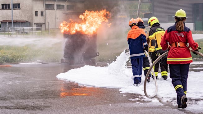 Sicherheit und Teamwork standen bei den Übungen am Feuer im Mittelpunkt. (Bild: Sascha Erni)