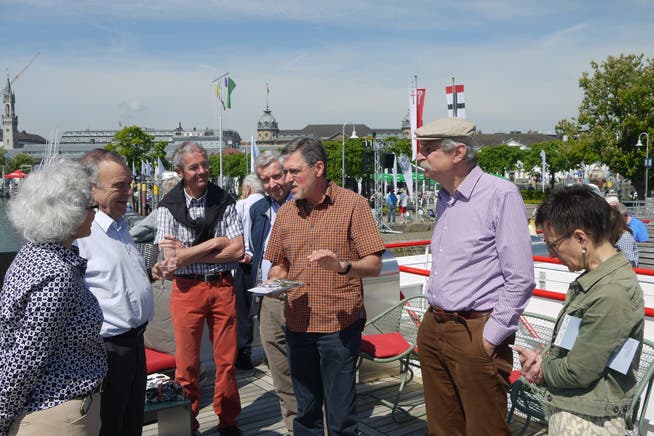 Während der Fahrt erklärte Präsident Raimund Hipp (Dritter von rechts) Geschichte und Geografie der Untersee-Rhein-Strecke. (Bild Mario Gavazzi)