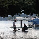 An der Klimasondersession vom 24. Juni werden im Kantonsrat 16 Vorstösse zum Thema beraten. 2005 zum Beispiel spielte das Wetter verrückt: Im Bild eine Überschwemmung in der Stadt Luzern. (Bild: Remo Inderbitzin: 25. August 2005)