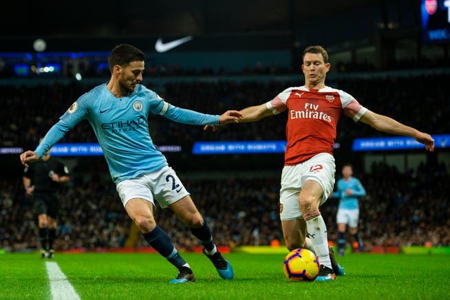 Arsenals Stephan Lichtsteiner (rechts) im Duell mit Manchester Citys David Silva. (Bild: Peter Power / EPA, Manchester, 3. Februar 2019)