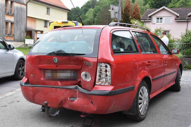Beim Aufprall entstand am Auto des korrekt fahrenden Lenkers beträchtlicher Sachschaden. (Bild: Kantonspolizei)