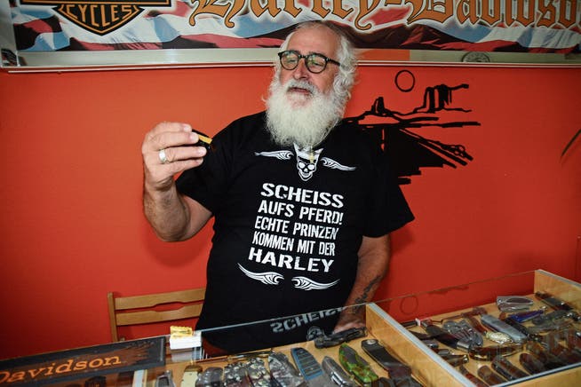 Neben Mundharmonikas sammelt der passionierte Harleyfahrer Paul Enzler auch Messer. (Bild: Karin Erni)