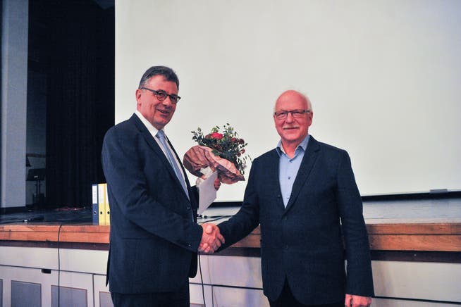 Gemeindepräsident Kurt Baumann verabschiedet Gemeinderat Andreas Schmidt. (Bilder: Olaf Kühne)