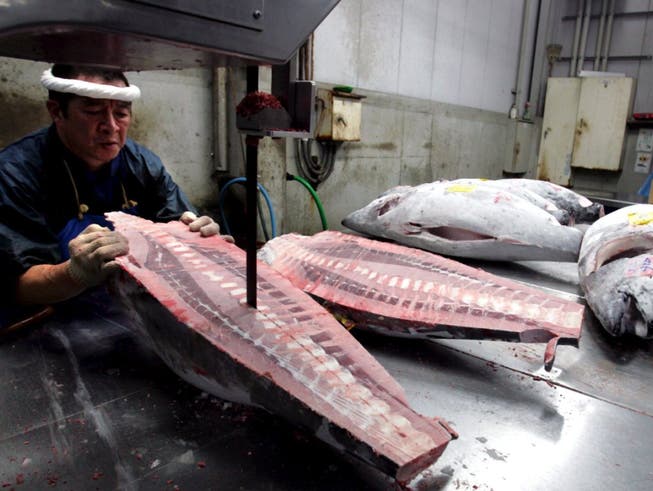Um Frische vorzutäuschen, wird Thunfischfleisch oft verbotenerweise chemisch behandelt. (Symbolbild: EPA/EVERETT KENNEDY BROWN) (Bild: KEYSTONE/EPA/EVERETT KENNEDY BROWN)