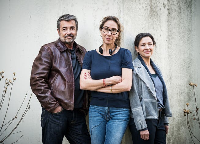 Das Tatort-Ermittlerduo Stefan Gubser und Delia Mayer (rechts) sowie Regisseurin Katalin Gödrös. (Bild: Daniel Winkler / SRF)